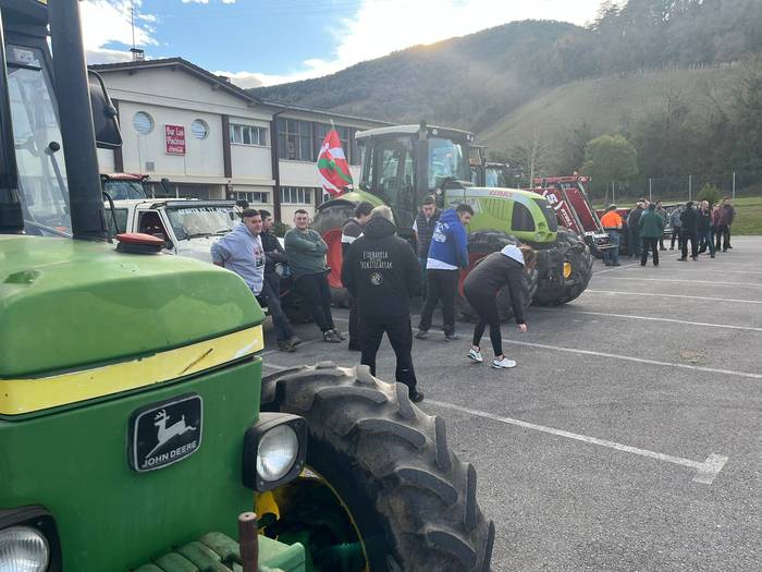 "Traktorada" egin dute Artzi 1 1768766429758