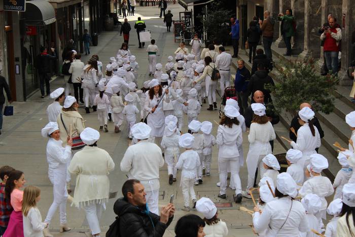 Ehunka umek jo dute danborra 7 1493310086164