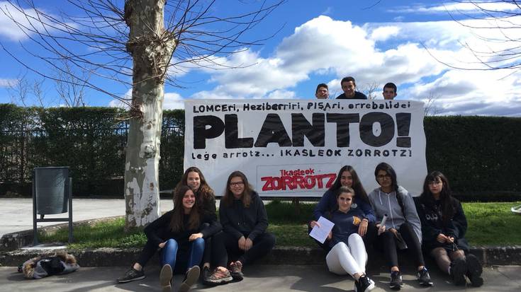 Ikasleen mobilizazioak antolatu dituzte Hezkuntza Sailaren azterketen aurka