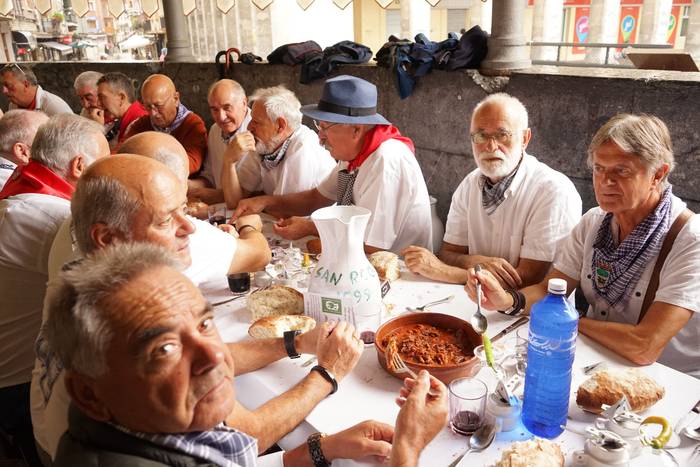 Ehunka kofrade bildu dira el 89 1756714198603