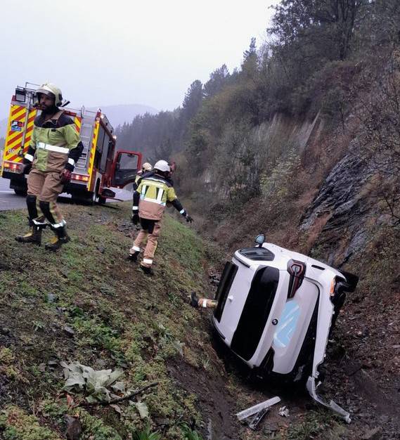 Gidari bat ospitaleratu zuten atzo, AP-68 autopistan autoa irauli eta gero