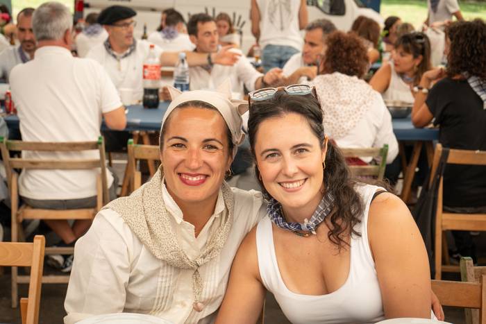 Ehunka lagun bildu dituzte j 59 1757018495344