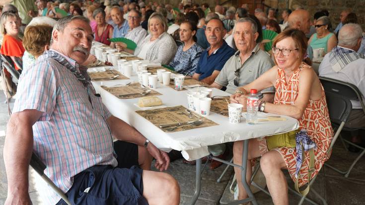 Atzoko gazteen bazkariak ehunka lagun bildu ditu arkupeetan