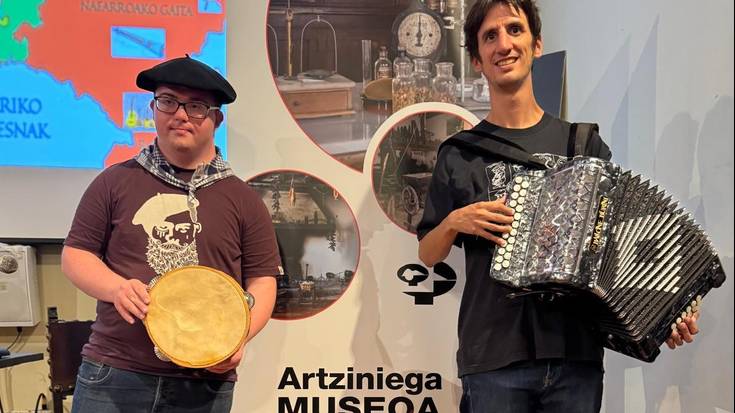 Lander Txato eta Aitor Aspuru trikitiari buruz aritu dira Artziniega Museoan