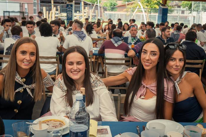 Ehunka lagun bildu dituzte j 102 1757018609177