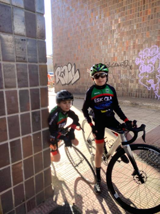 Txirrindulari gazteek erloju 38 1771856215576