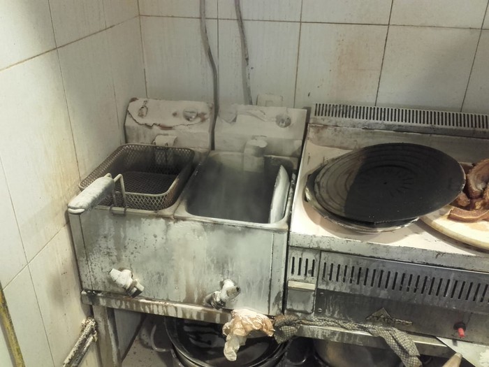 Kafetegi bateko frijigailuak su hartu du eta suhiltzaileak bertaratu dira egoera bideratzera