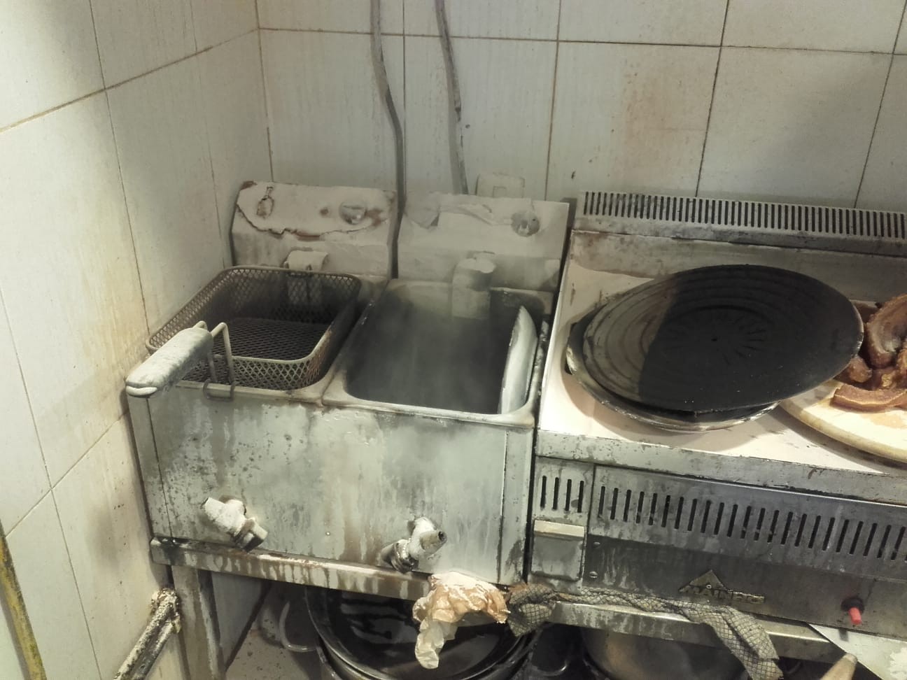 Kafetegi bateko frijigailuak su hartu du eta suhiltzaileak bertaratu dira egoera bideratzera