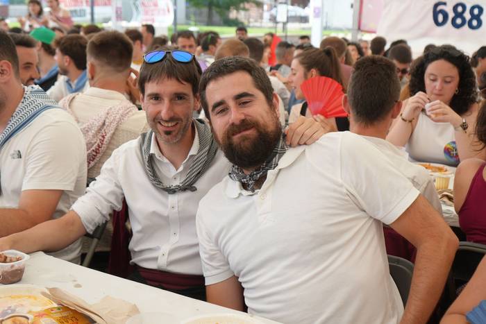 Ehunka lagunek egin dute bat 14 1755423039747