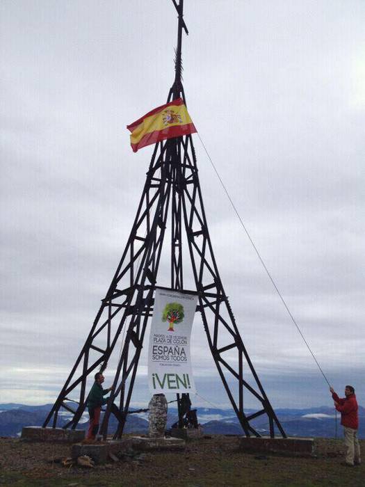 Santiago Abascalek zuzentzen duen Denaes fundazioak espainiar bandera eskegi du Gorbeiako gurutzean