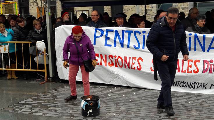 Ehunka pentsionistek salatu dute laguntzen murrizketa, gutunak kalean puskatuta