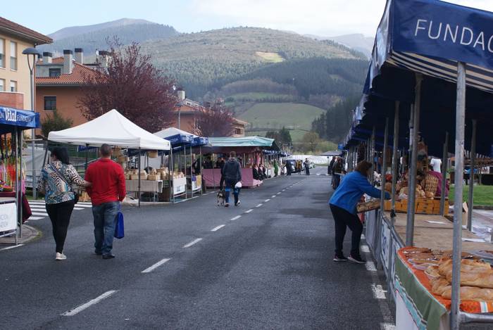 Baserri azoka ospatu dute Ok 18 1679904089197