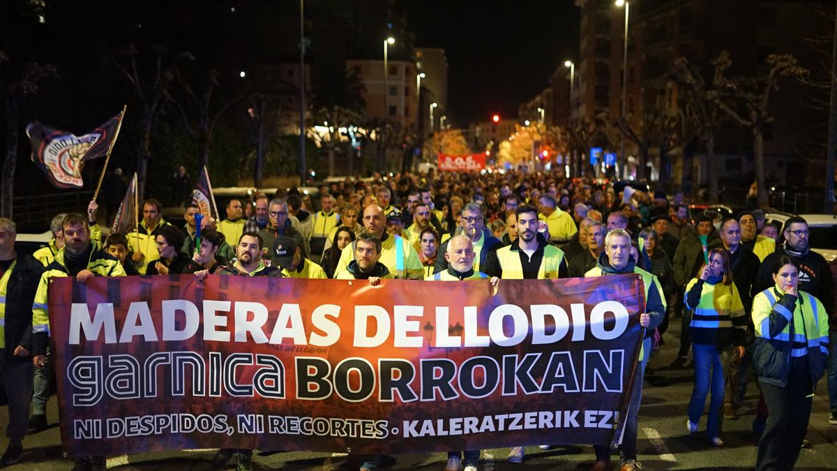 Indar erakustaldi berria egin dute Maderas de Llodioko langileek grebaren 83. egunean