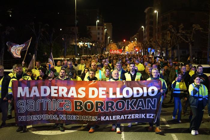 Indar erakustaldi berria egin dute Maderas de Llodioko langileek grebaren 83. egunean