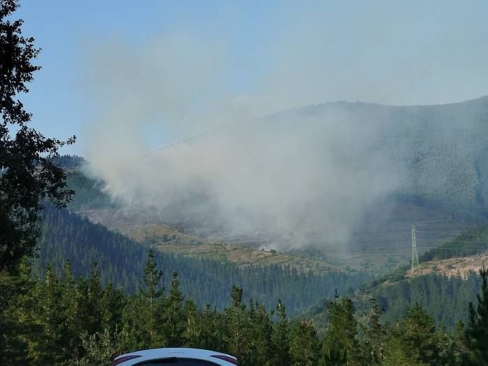 Sutea piztu da Lantenoko mendietan