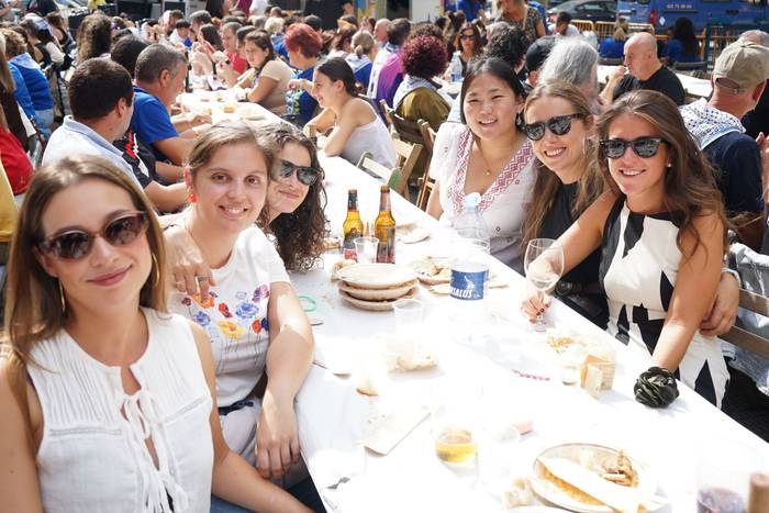 Ehunka lagun bildu ditu Lati 16 1758394272812