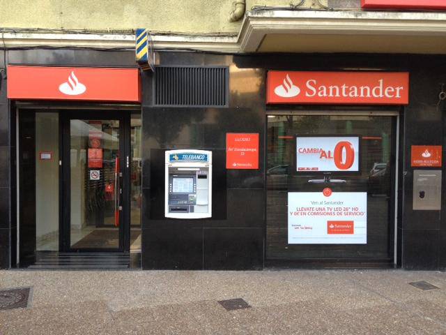 Santander bankuaren sukurtsala atrakatu dute