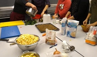 Sukaldaritza eta nutrizioa hizpide ikasleen familiei zuzendutako tailerretan 