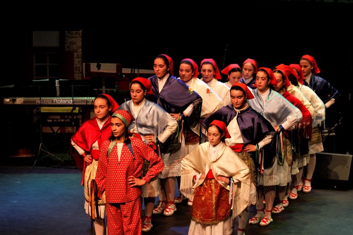 Eskualdeko ehundik gora dantzari eta musikarik koloreztatu zuten Amurrio Antzokiko oholtza - 27