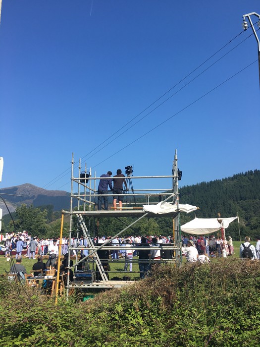 300 lagunek hartu dute parte Jose Arrueren margolanaren antzezpenean - 9