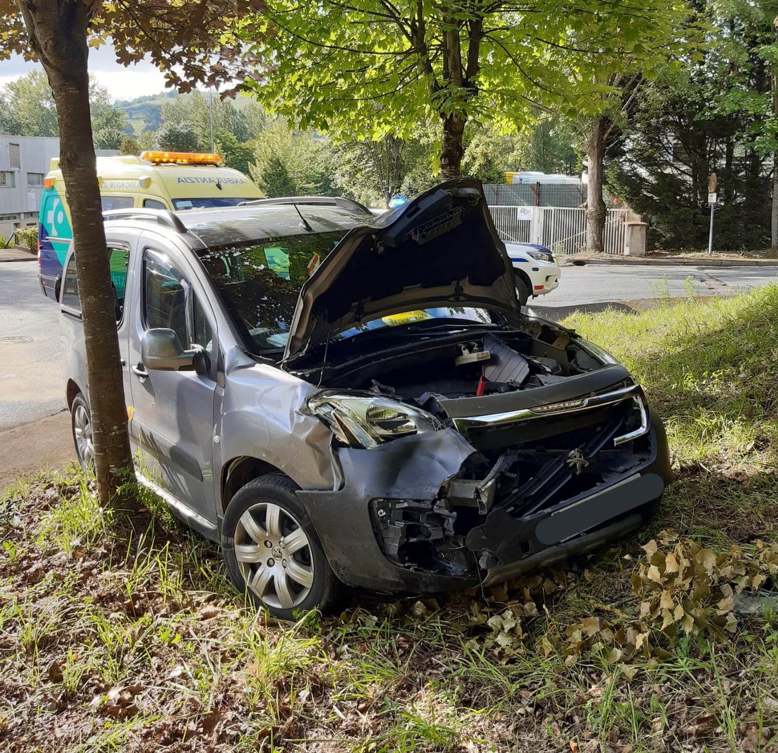 Emakume bat ospitalera eraman dute auto istripu baten ondorioz