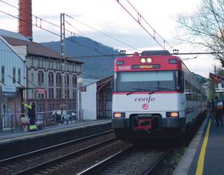 Tren zerbitzua eten dute Laudio eta Bilbo artean, baina Urduñan hasten edo bukatzen diren trenak funtzionamenduan daude