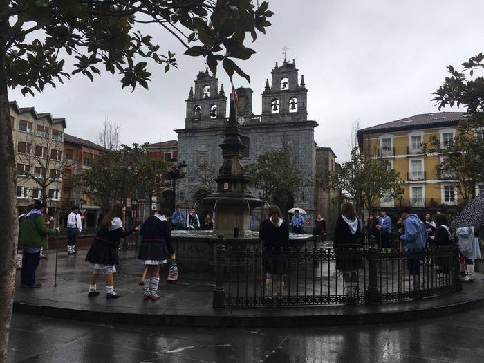 Kantuz aritu dira eskean kin 3 1517678882002