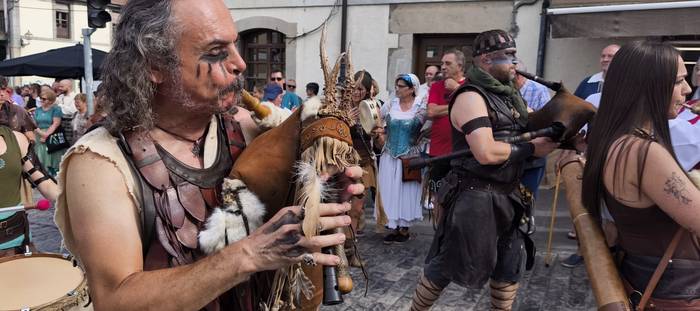 Jendez beteta itzuli da Artz 37 1758400056945