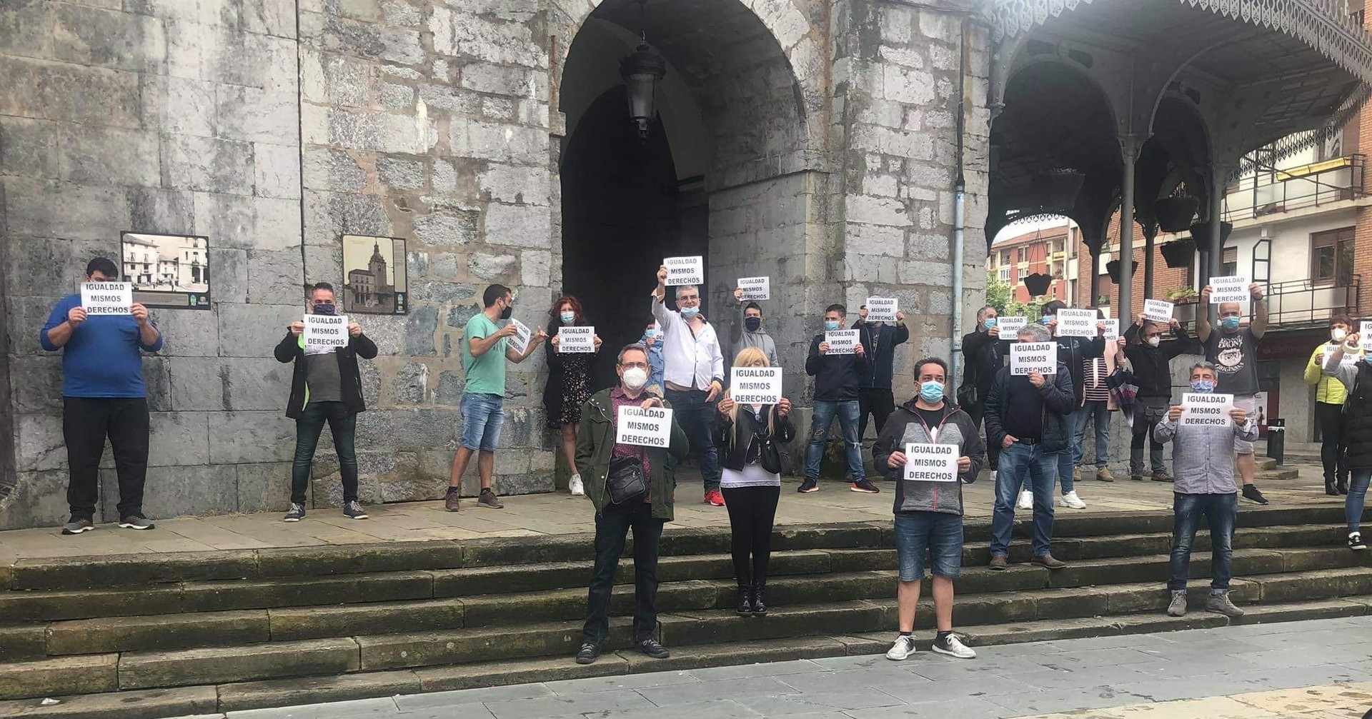 Adostasunik ez ostegunetako azokako merkatarien eta udalaren artean