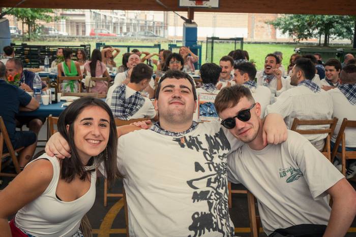 Ehunka lagun bildu dituzte j 115 1757018657740