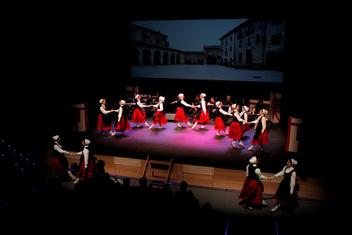 Eskualdeko ehundik gora dantzari eta musikarik koloreztatu zuten Amurrio Antzokiko oholtza - 14