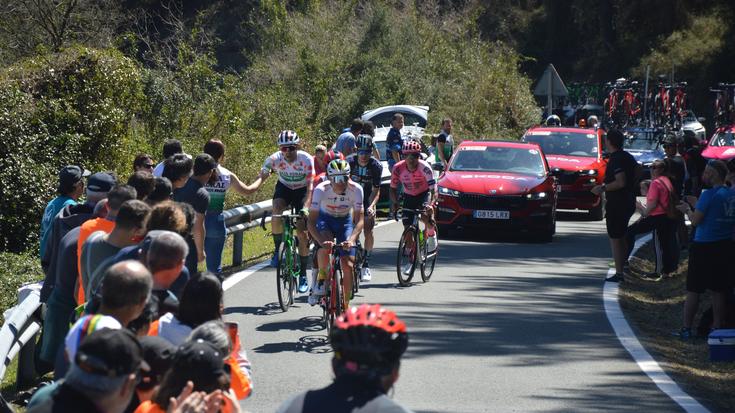 Jendetza atera da errepidera Euskal Herriko Itzulia ikusteko