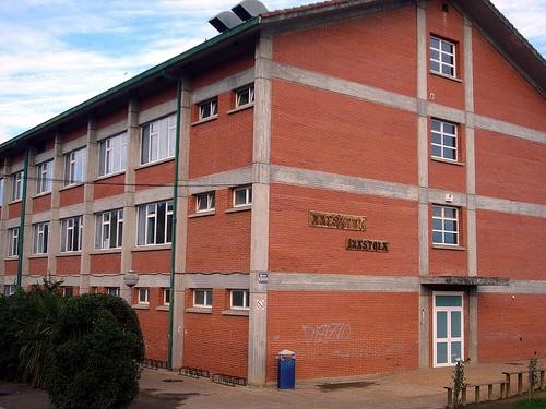Udalak Aresketa Ikastolari laga dio eraikin baten erabilera