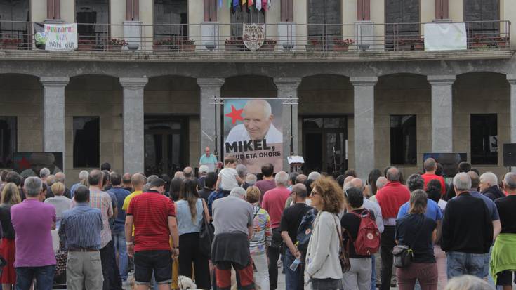 Herriko Plaza bete dute Mikel Etxeberriari azken agurra egiteko