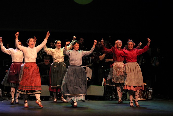 Eskualdeko ehundik gora dantzari eta musikarik koloreztatu zuten Amurrio Antzokiko oholtza - 144