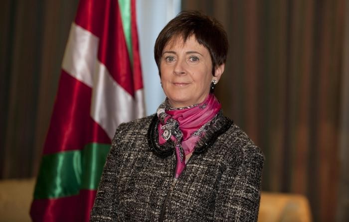 Arantxa Tapiak legez kanpoko 100 proiektu eoliko eta fotovoltaiko sortu nahi dituela salatu du Aiaraldeko Mendiak Bizirik plataformak