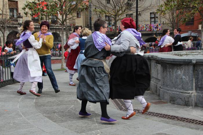 Dantzaren bidez aldarrikatu  47 1520778051196