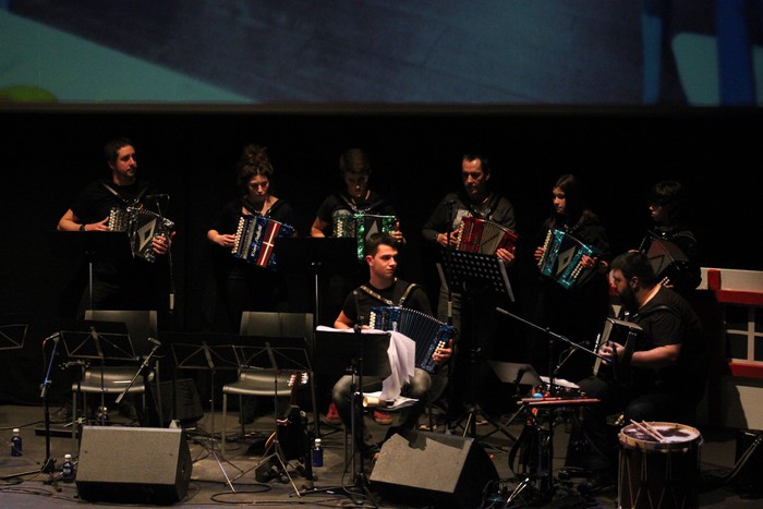 Eskualdeko ehundik gora dantzari eta musikarik koloreztatu zuten Amurrio Antzokiko oholtza - 86