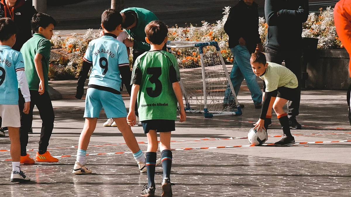 Futbola plazara atera dute Etorkizuna taldeko kideek