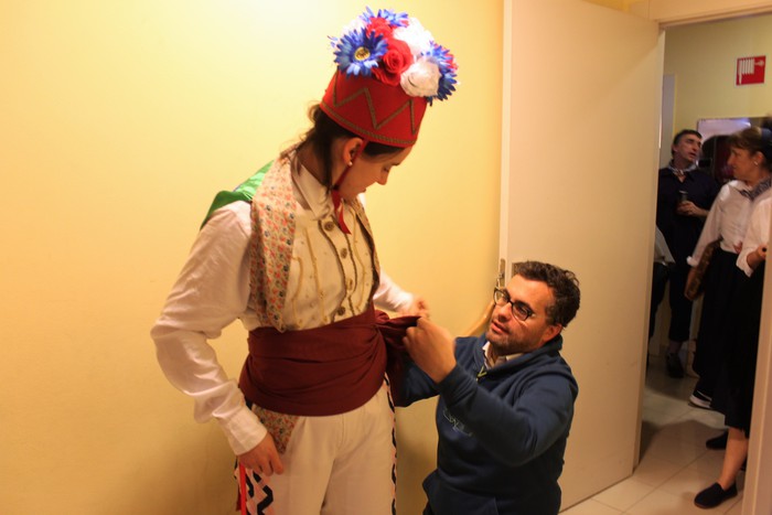 Eskualdeko ehundik gora dantzari eta musikarik koloreztatu zuten Amurrio Antzokiko oholtza - 53