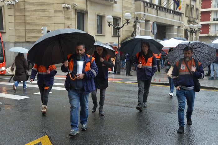 Tubos Reunidoseko langileek  16 1772795068568