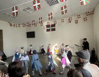 Euskal dantzekin eta herri bazkariarekin abiatu dituzte Izoriako jaiak