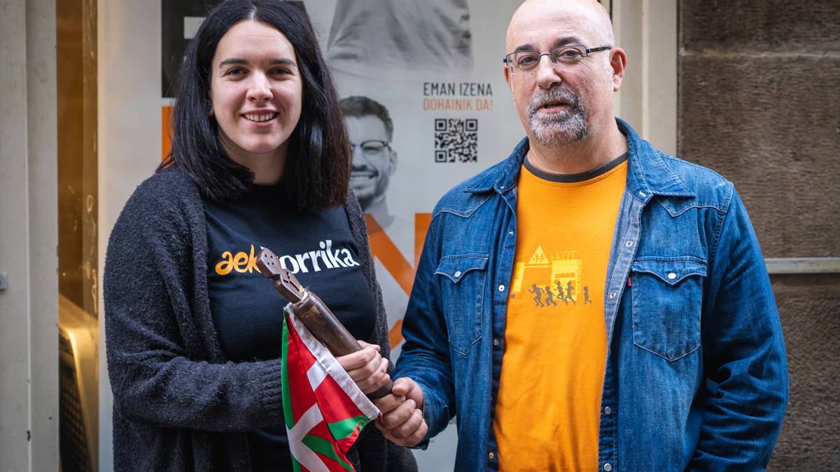 Asier Amondok Ane Elordiri pasatu dio Korrikako arduradun nagusiaren lekukoa
