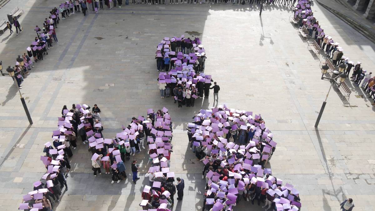 Mosaiko erraldoia egin dute Laudio Institutuko ikasleek Martxoaren 8ko aldarriekin