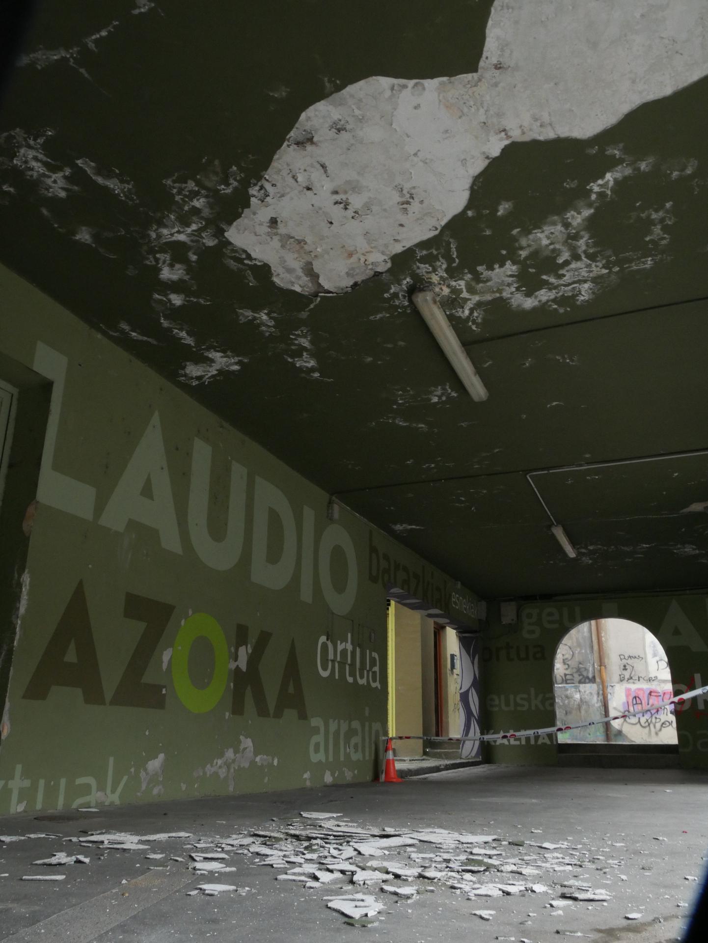 Azoka plazako sabaiaren zati bat erori da