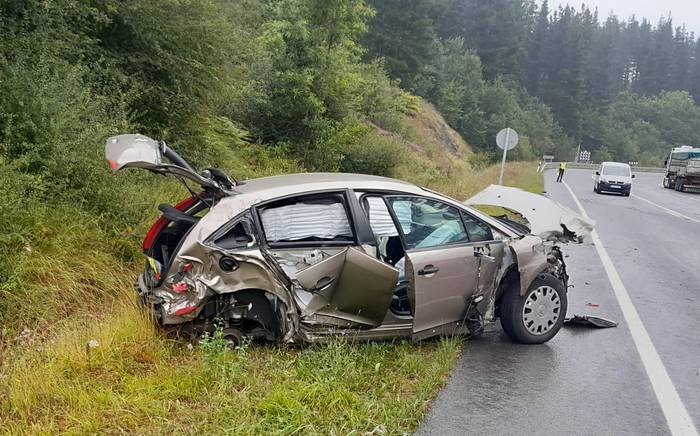 Auto batek eta kamioi batek talka egin dute A-624 errepidean eta bi herritar ospitaleratu dituzte