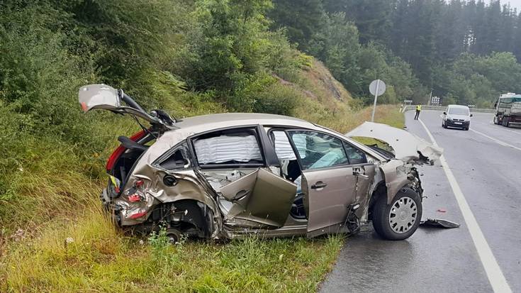 Auto batek eta kamioi batek talka egin dute A-624 errepidean eta bi herritar ospitaleratu dituzte