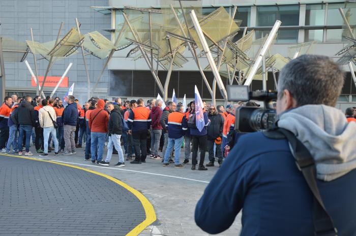 Tubos Reunidoseko langileek  1 1772100998792