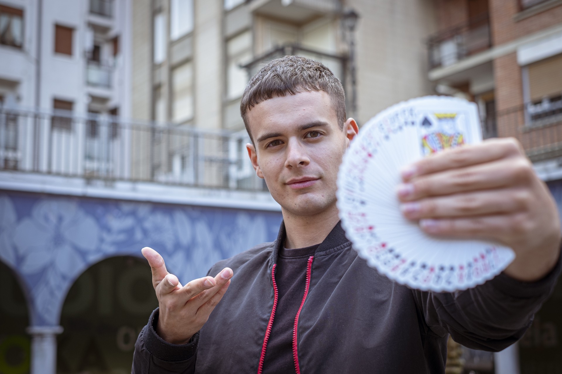 “Praktikatuz eta praktikatuz garatu dut magia egiteko estilo propioa”