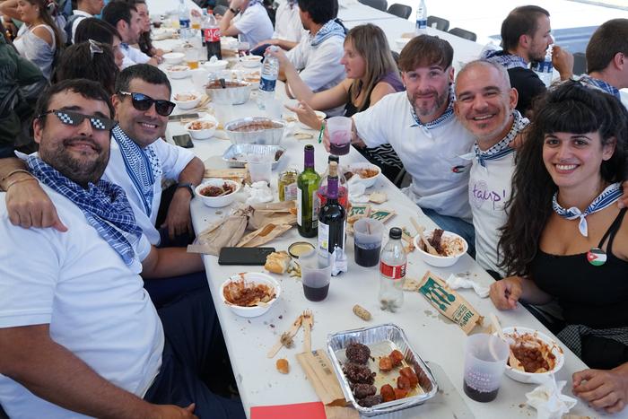 Jendetza batu da kuadrillen  74 1756403580588